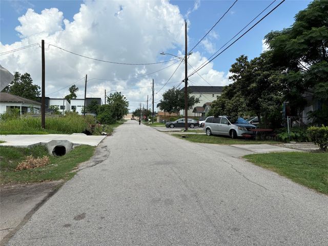 220 E 37th Street, Houston, TX 77018