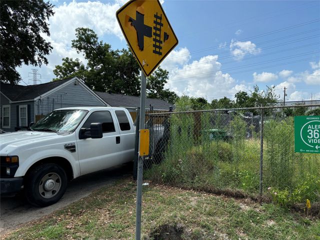 220 E 37th Street, Houston, TX 77018