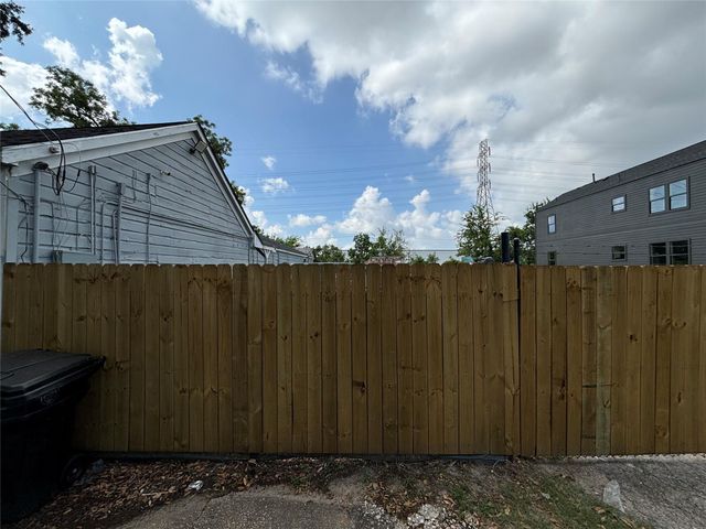 220 E 37th Street, Houston, TX 77018