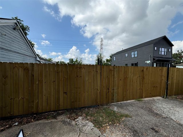 220 E 37th Street, Houston, TX 77018