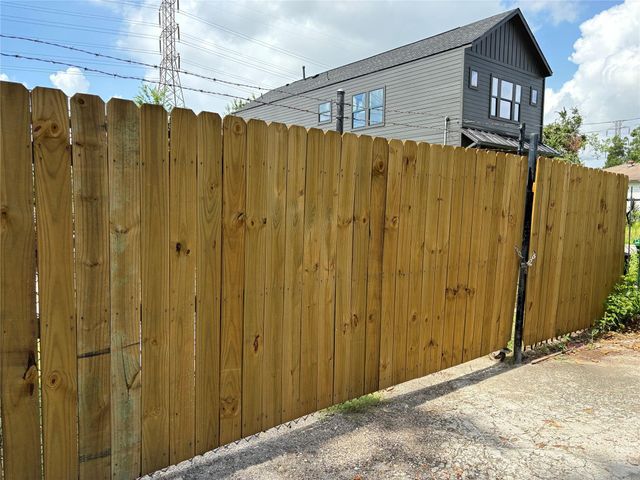 220 E 37th Street, Houston, TX 77018