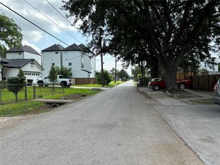 220 E 37th Street, Houston, TX 77018