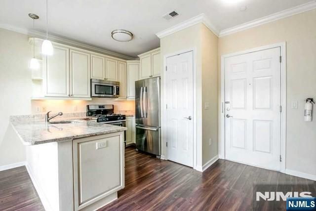 55 E Emerson Plaza 203, Emerson, NJ 07630