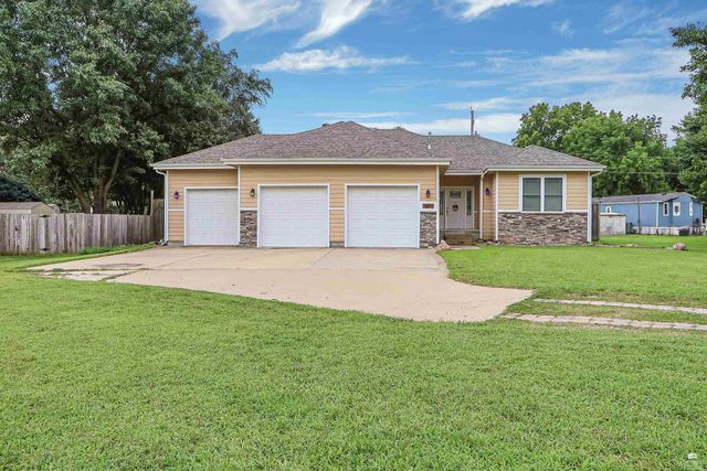 3857 Hunters Circle, Manhattan, KS 66502