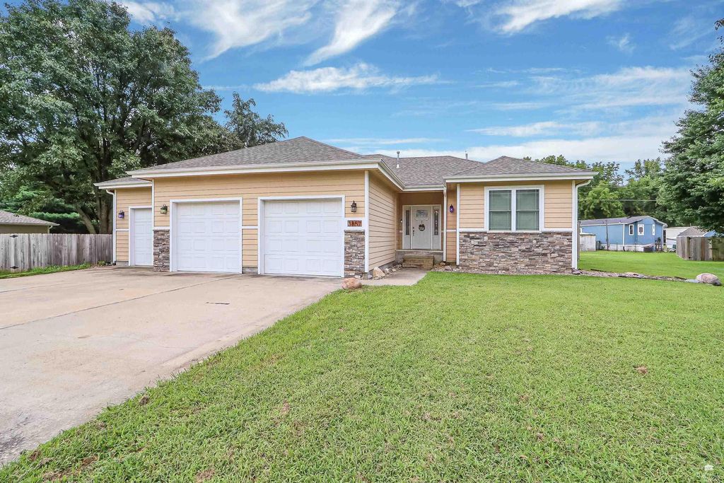 3857 Hunters Circle, Manhattan, KS 66502