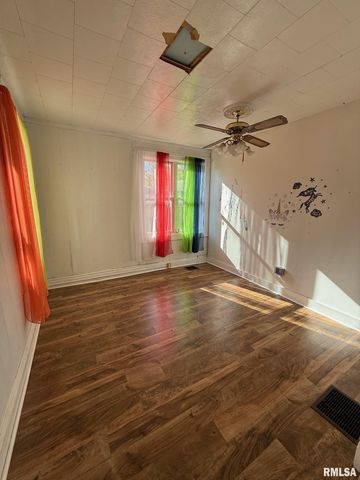 619 N 12TH, Petersburg, IL 62675