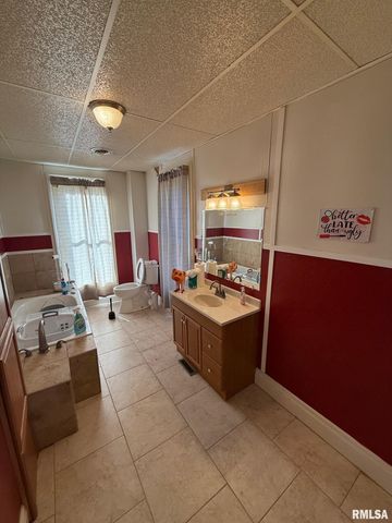 619 N 12TH, Petersburg, IL 62675