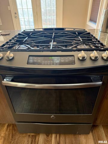 619 N 12TH, Petersburg, IL 62675