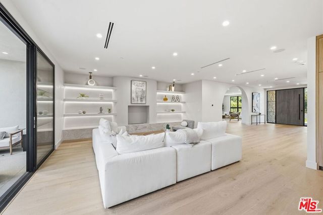 16643 Addison Street, Encino, CA 91436