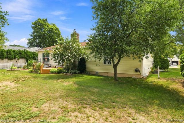 3282 Sapphire Lane, Fort Gratiot, MI 48059