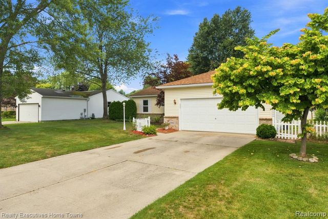 3282 Sapphire Lane, Fort Gratiot, MI 48059