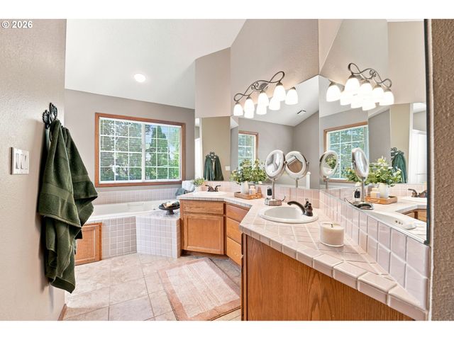 2736 Sw 28TH Dr, Portland, OR 97219