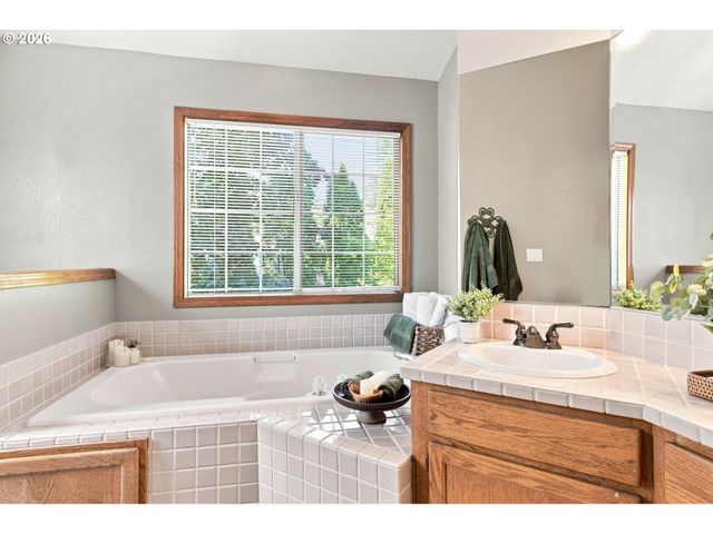 2736 Sw 28TH Dr, Portland, OR 97219