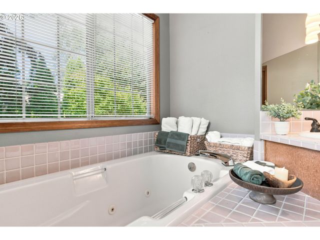 2736 Sw 28TH Dr, Portland, OR 97219