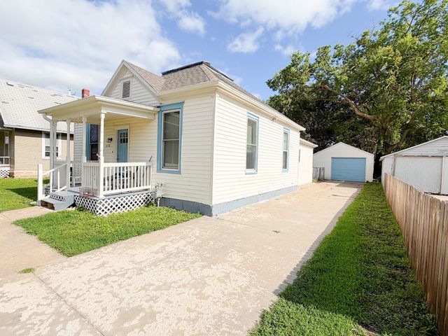 1218 E Iron Ave, Salina, KS 67401