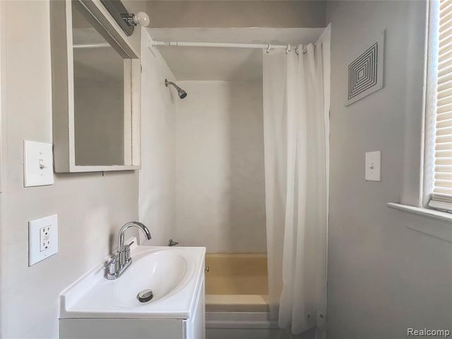 804 Emerson Avenue, Pontiac, MI 48340