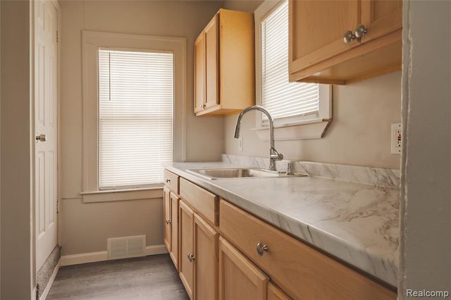 804 Emerson Avenue, Pontiac, MI 48340