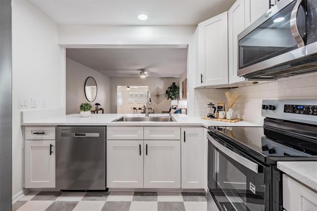 14818 WINDING CREEK COURT, Tampa, FL 33613