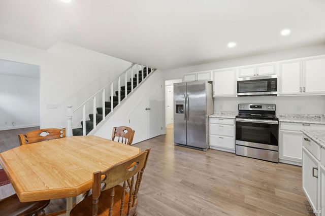 203 Cockrobin Ave, Windsor, CA 95492