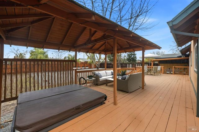 203 Cockrobin Ave, Windsor, CA 95492