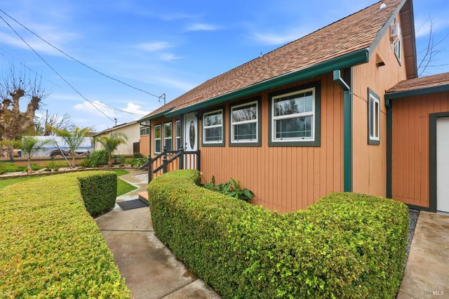 203 Cockrobin Ave, Windsor, CA 95492