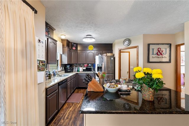 1905 Hampshire Circle NW, Uniontown, OH 44685