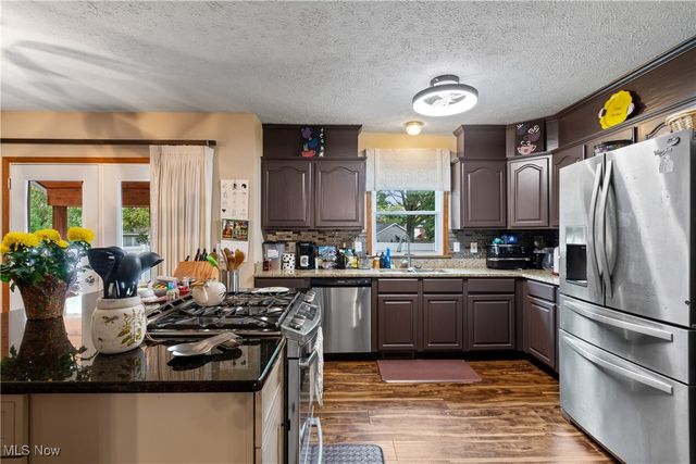 1905 Hampshire Circle NW, Uniontown, OH 44685