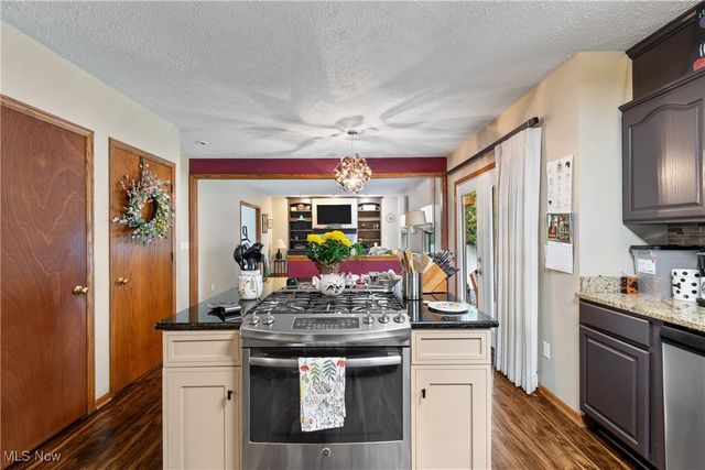 1905 Hampshire Circle NW, Uniontown, OH 44685