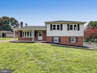 439 VALLEY RD, York, PA 17407