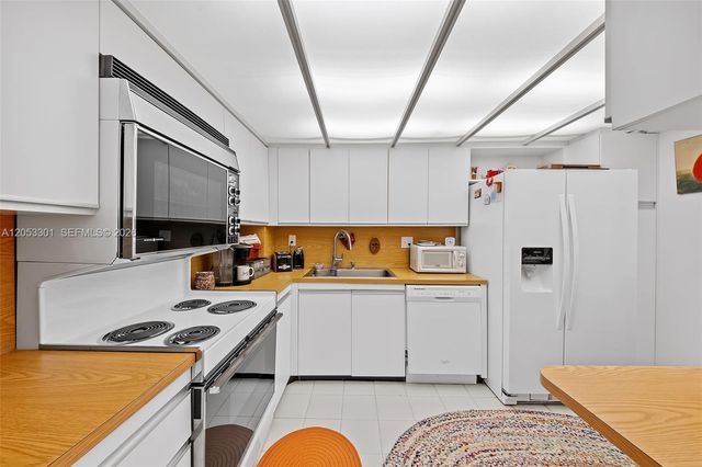 4000 Towerside Ter 1210, Miami, FL 33138