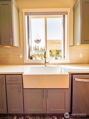 806 CODY Street SE, Rainier, WA 98576