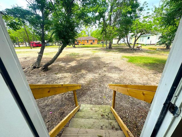 907 E Jackson Street, El Campo, TX 77437
