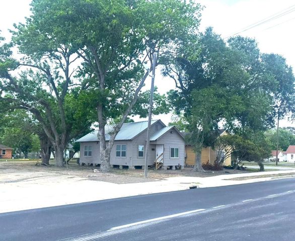 907 E Jackson Street, El Campo, TX 77437