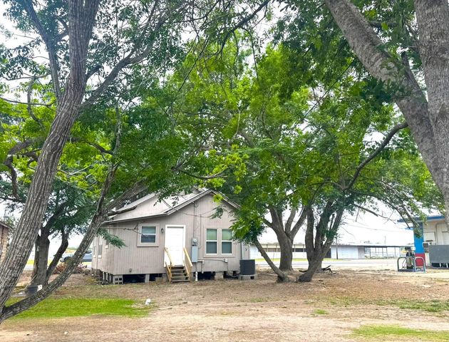 907 E Jackson Street, El Campo, TX 77437
