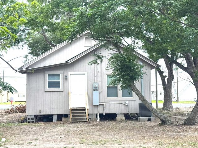907 E Jackson Street, El Campo, TX 77437