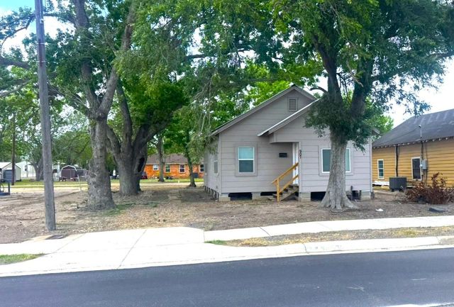 907 E Jackson Street, El Campo, TX 77437
