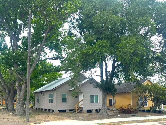 907 E Jackson Street, El Campo, TX 77437