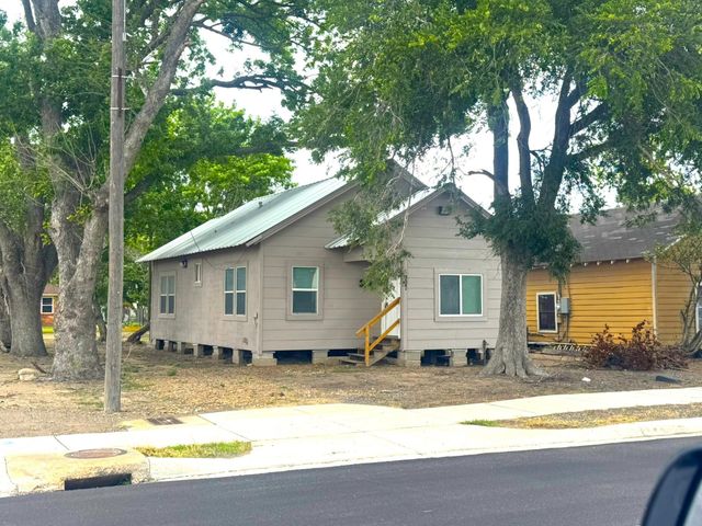 907 E Jackson Street, El Campo, TX 77437
