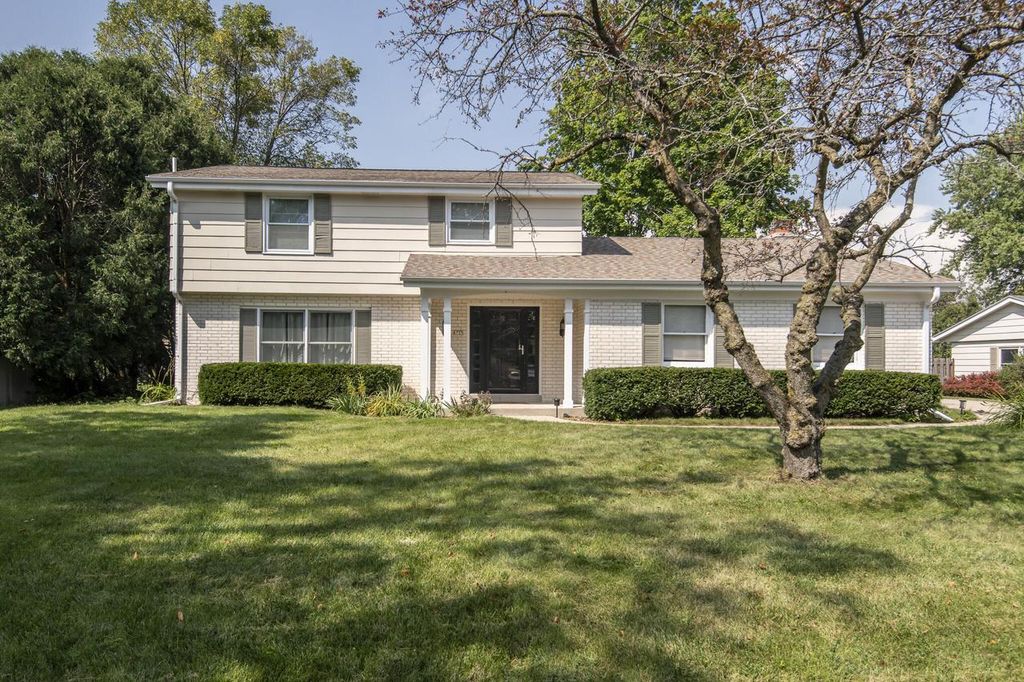 8725 N Fielding ROAD, Bayside, WI 53217