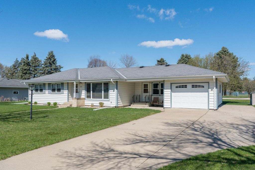 209 Hillcrest Way, Le Sueur, MN 56058 — exterior