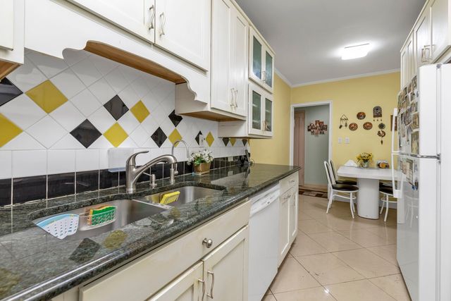 6910 Yellowstone Blvd Apt 210, New York City, NY 11375