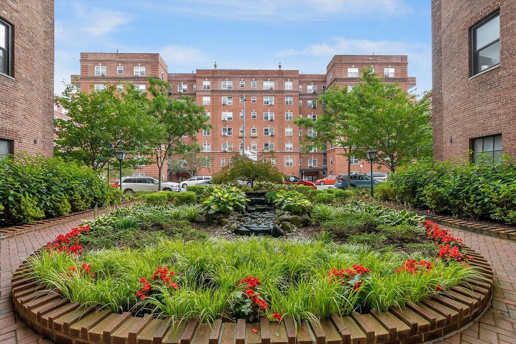 6910 Yellowstone Blvd Apt 210, New York City, NY 11375