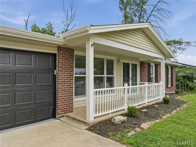 1072 King Carey Drive, Creve Coeur, MO 63146
