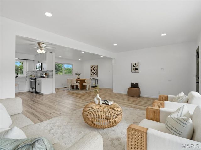 1072 King Carey Drive, Creve Coeur, MO 63146