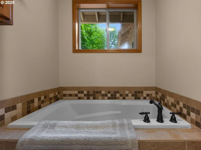 64636 E MCINTYRE Rd, Rhododendron, OR 97049