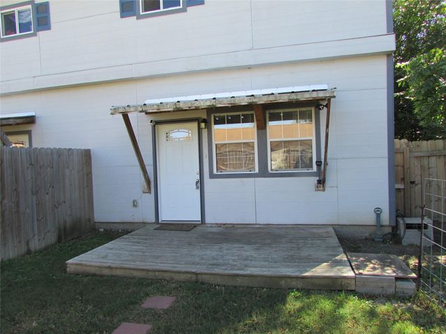 201 A&B W Mink St, Willis, TX 77378