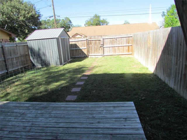 201 A&B W Mink St, Willis, TX 77378