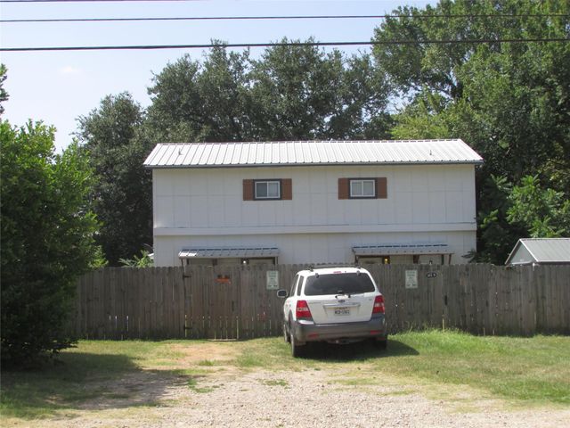 201 A&B W Mink St, Willis, TX 77378