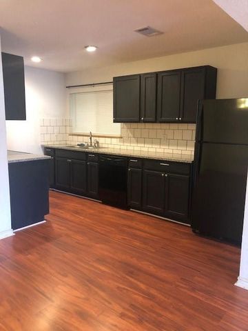 201 A&B W Mink St, Willis, TX 77378