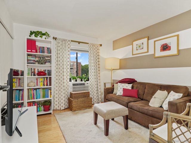 666 Pelham Road 3N, New Rochelle, NY 10805